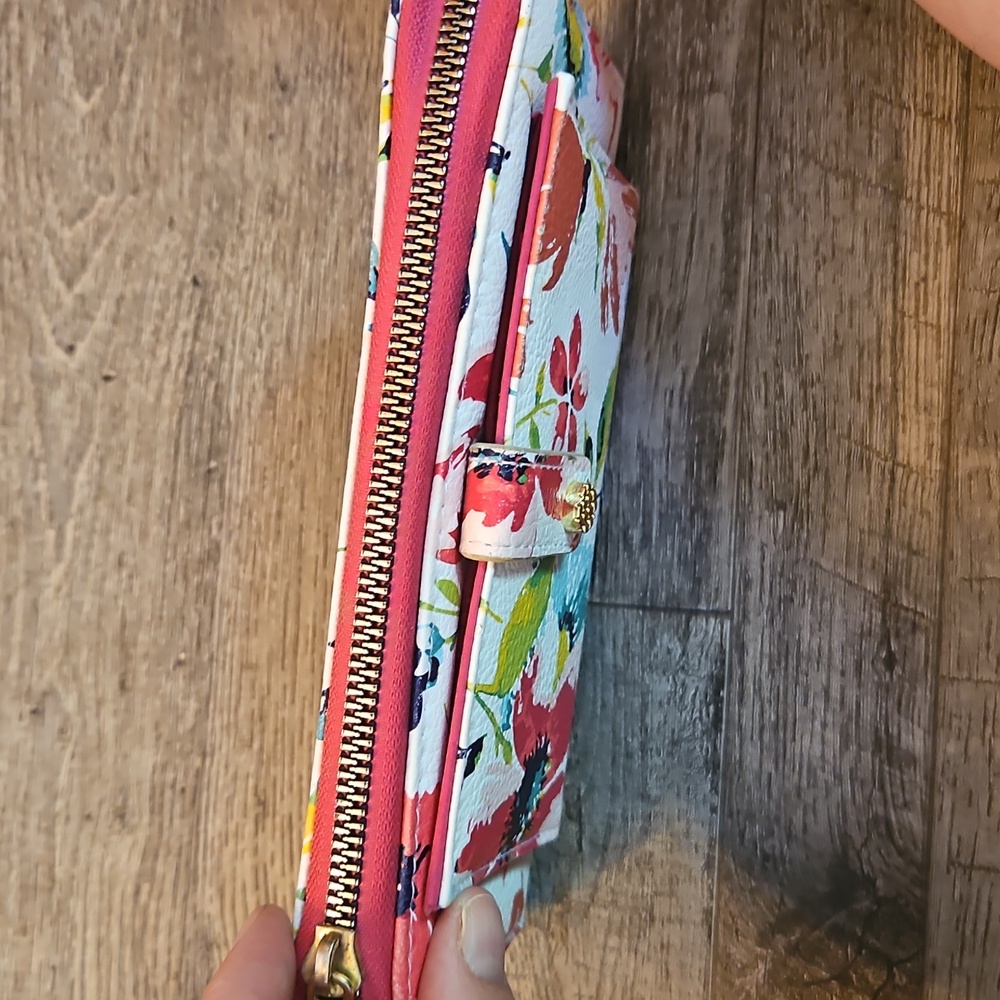 Floral Wallet with Vibrant Colors - Picture 3 of 8